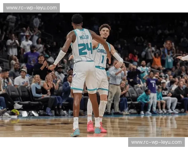 绿茵王朝遇上夏洛特风暴：当凯尔特人的坚韧撞上黄蜂的灵动，谁才是节奏之王？